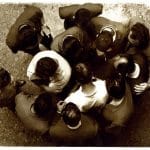 Gorgona Művészcsoport, A Gorgona a földet bámulja, kollektív munka, a Gorgona Művészcsoport tagjai és barátaik szereplésével, 1961, fekete-fehér fotó, 220 x 229 mm © Marinko Su