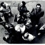 Gorgona Művészcsoport, A Gorgona az égre bámul, 1961, a Gorgona Művészcsoport tagjai és barátaik szereplésével, 1961, fekete-fehér fotó, 220 x 229 mm © Marinko Sudac-gyűjtemén
